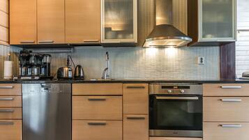 Jääkaappi, mikroaaltouuni, astianpesukone