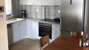Een koffiezetapparaat/waterkoker, een koelkast, een magnetron, een oven