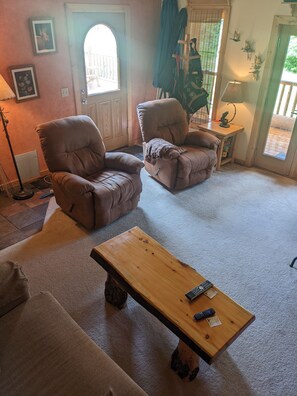 TV, fireplace - Summertime with the family! Minutes to Bigfork & an hour to Glacier. (Bigfork)