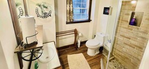 Suihku, hiustenkuivaaja, pyyhkeet, saippua