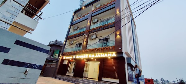 Vista frontal de la propiedad