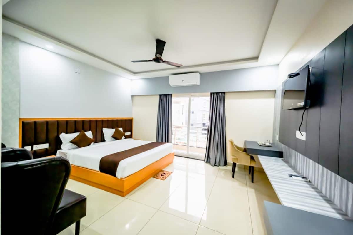 Deluxe Double Room, City View | Egyptian cotton sheets, premium bedding, down comforters