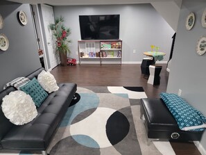 Smart TV, livros, aparelho de som