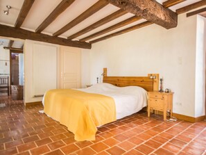 12 bedrooms, iron/ironing board, Internet