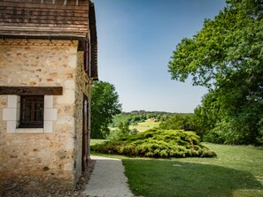 المنطقة المحيطة بالمنشأة