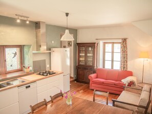 Réfrigérateur, micro-ondes, plaque de cuisson, lave-vaisselle