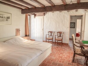 3 bedrooms, internet - Authentic gîte on estate with swimming pool (Issac)