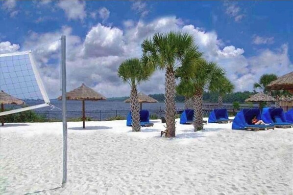 Nära stranden, solstolar och strandhanddukar