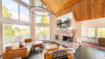 Smart TV, videojuegos, reproductor de DVD y tenis de mesa