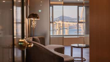 Royal suite, uitzicht op zee | 1 slaapkamer, individueel gedecoreerd, geluiddichte muren, gratis wifi