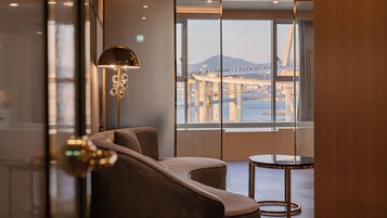 Royal Σουίτα, Θέα στη Θάλασσα | Μοναδική διακόσμηση, ηχομόνωση, δωρεάν Wi-Fi, κλινοσκεπάσματα 