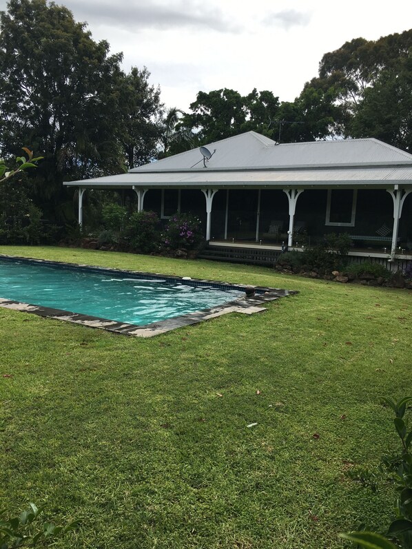 Outdoor pool - The Orchard Estate Farmhouse (Clunes)