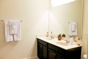 House, 6 Bedrooms | Bathroom | Towels - The Haven at Solterra Resort by Shine Villas 523 (Davenport)