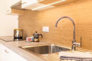 Frigorifero, microonde, piano cottura, lavastoviglie