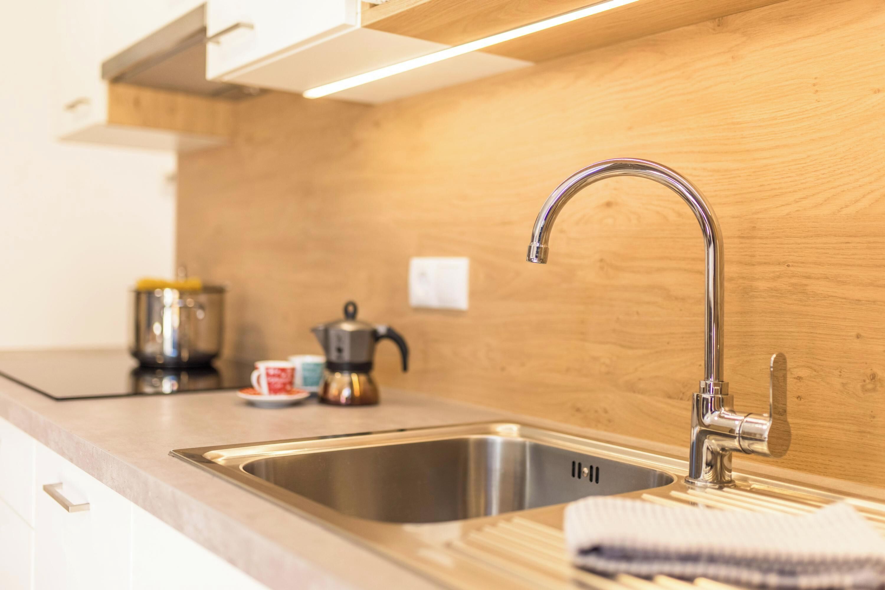 Kühlschrank, Mikrowelle, Herdplatte, Geschirrspüler