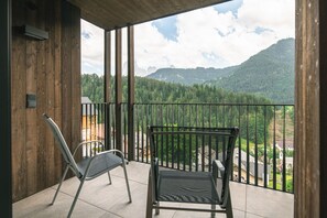 Terrace/patio - Vacation Apartment "La Rodra" with Mountain View & Wi-Fi (St.Ulrich)
