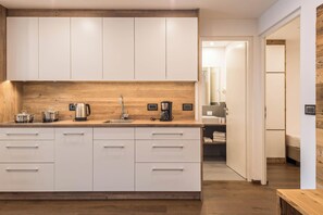 Kühlschrank, Mikrowelle, Herdplatte, Geschirrspüler