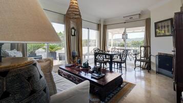 Televisión y chimenea