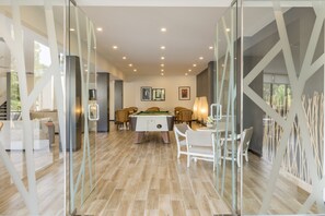 Desayuno buffet diario (EUR 12 por persona)