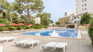 Seasonal outdoor pool, lifeguards on site