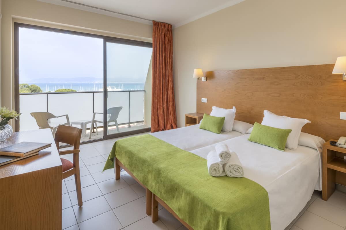 Twin Room, Balcony, Sea View | Desk, bed sheets