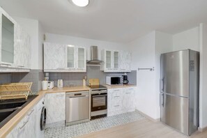 Réfrigérateur, micro-ondes, four, plaque de cuisson