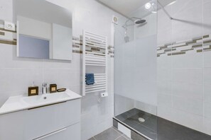 Shower, hair dryer, towels