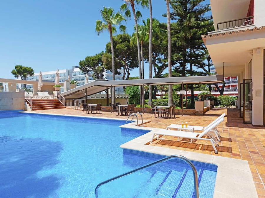 Una piscina al aire libre de temporada