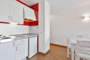 Mini-fridge, stovetop, cookware/dishes/utensils, dining tables - Apartamentos Pabisa Orlando (Palma de Mallorca)