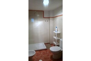 Douche, sĂšche-cheveux, bidet, serviettes fournies
