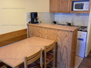 Réfrigérateur, four à micro-ondes, surface de cuisson, lave-vaisselle