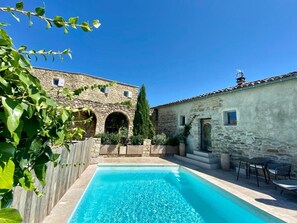 Pool - CHAMBRE LUXE LA TOUR with whirlpool bath and shared heated pool (Martignargues)