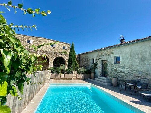 CHAMBRE LUXE LA TOUR with whirlpool bath and shared heated pool