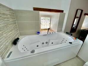 Bathroom - CHAMBRE LUXE LA TOUR with whirlpool bath and shared heated pool (Martignargues)