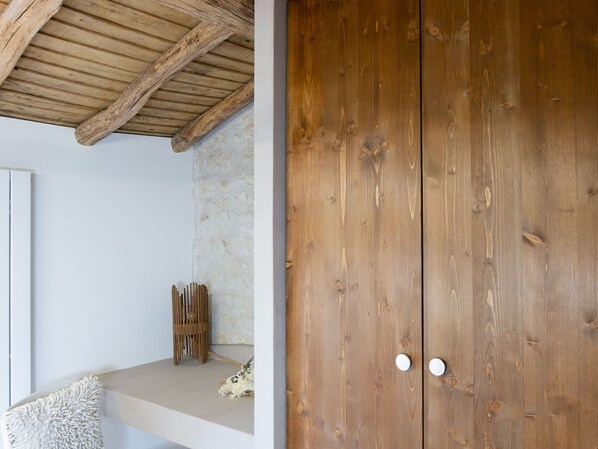 Interior - Charming 3-Bedroom Architect's Cottage with Private Garden and Parking in Pissotte (Pissotte)