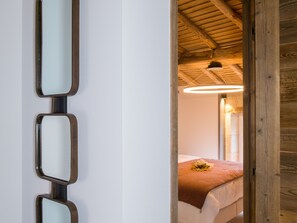 3 bedrooms, free WiFi, bed sheets - Charming 3-Bedroom Architect's Cottage with Private Garden and Parking in Pissotte (Pissotte)