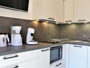 Réfrigérateur, micro-ondes, plaque de cuisson, lave-vaisselle