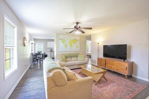 Una televisión, una oficina