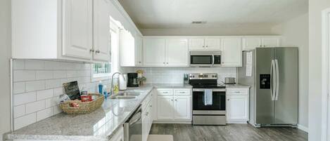 Kjøleskap, mikrobølgeovn, ovn og kokeplater