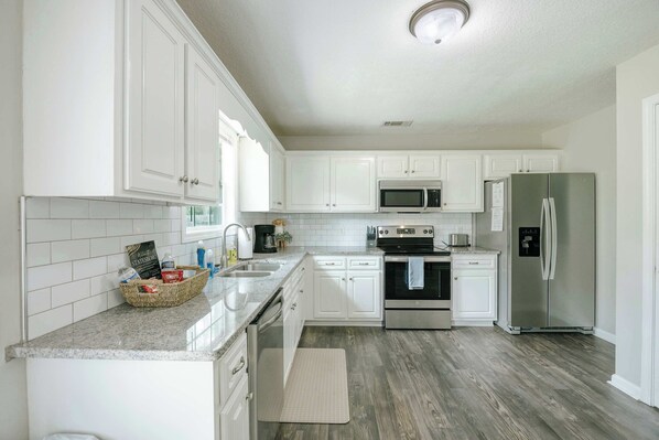 Fridge, microwave, oven, stovetop - Cozy and Contemporary Villa 1 Mile from GSU (Statesboro)