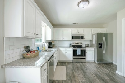 Cozy and Contemporary Villa 1 Mile from GSU
