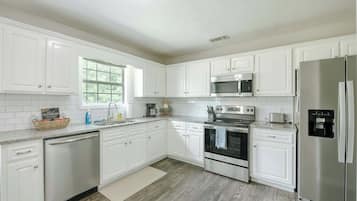 Frigorífic, microones, forn i placa de cuina