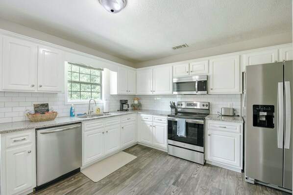 Frigorífico, microondas, horno y placa de cocina