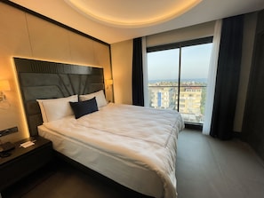 Phòng Deluxe, 1 giường cỡ king, không hút thuốc, quang cảnh biển | Bộ trải giường bằng vải cotton Ai Cập, bộ đồ giường cao cấp, minibar 