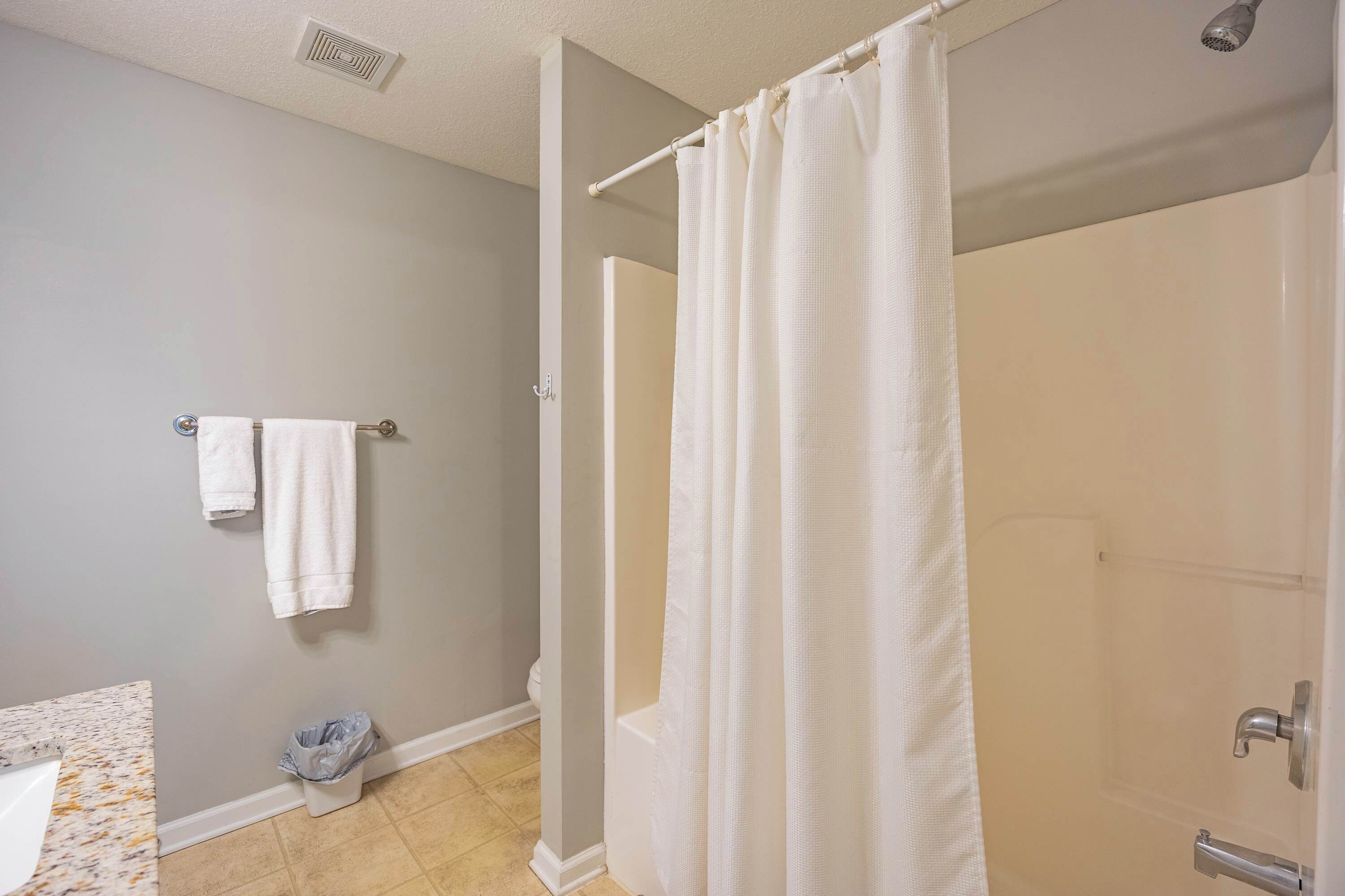 Une salle de bain avec une douche, des toilettes et un lavabo.