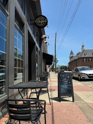 Outdoor dining - The Post Loft- In the Heart of Downtown Statesboro (Statesboro)