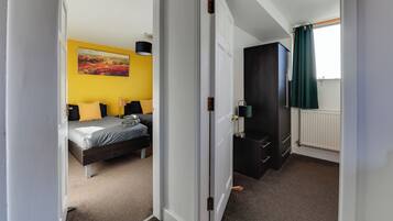 3 bedrooms, desk, iron/ironing board, free WiFi