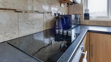 Fridge, oven, stovetop, coffee/tea maker