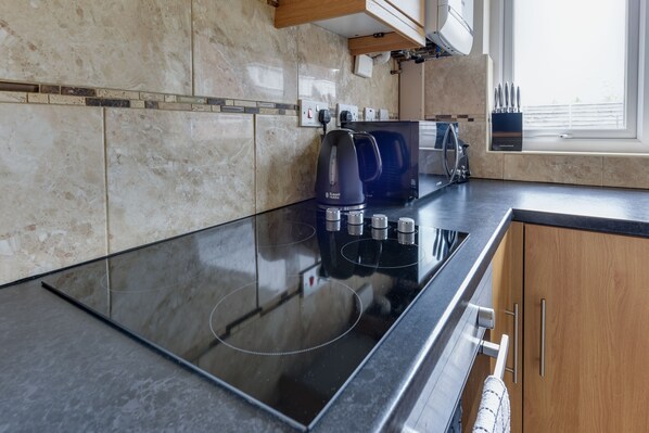 Kühlschrank, Mikrowelle, Ofen, Herdplatte