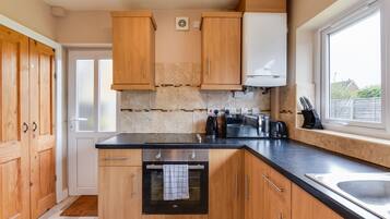 Fridge, oven, stovetop, coffee/tea maker